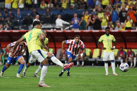 Lucas Paqueta scores a goal from penalty spot 